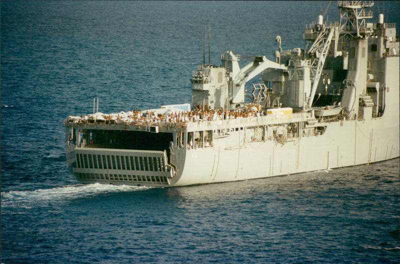 1994 CONTINUE PICE THESE REFUGEES AMERICAN REFUGES COUNTRY WHIC NAVY PRESS SHIP - Vintage Photograph