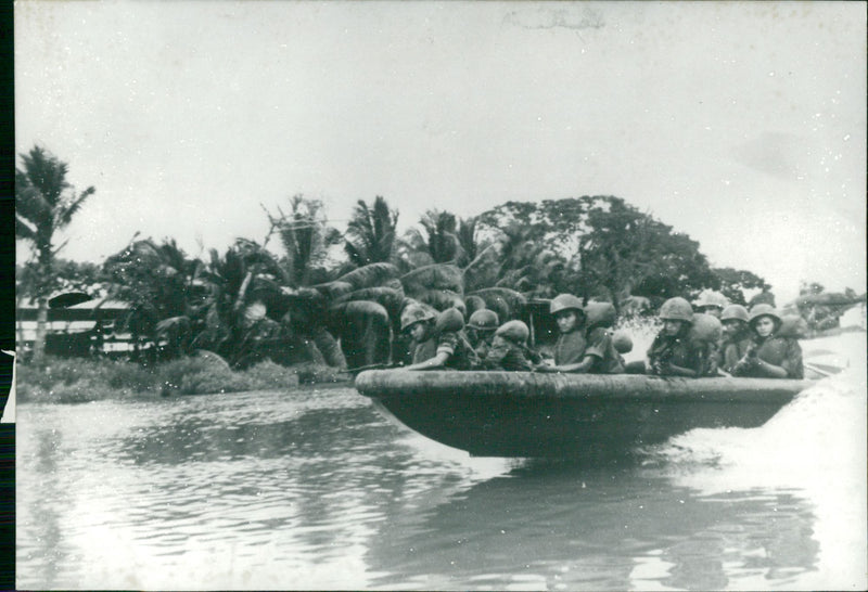 Vietnam war, gerilla, soldiers, war pictures - Vintage Photograph