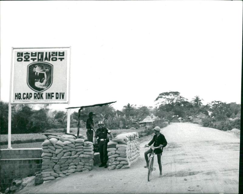 Vietnam war, gerilla, soldiers, war pictures - Vintage Photograph