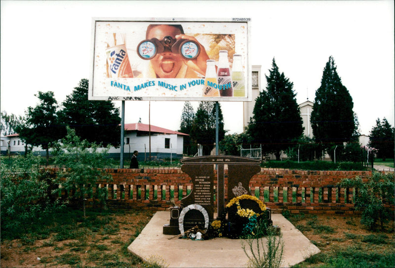 1994 MANDELA INSTALLED PRESIDENT PEOPLE CELEBRATE BERGLUND SWEDEN MUSIC - Vintage Photograph