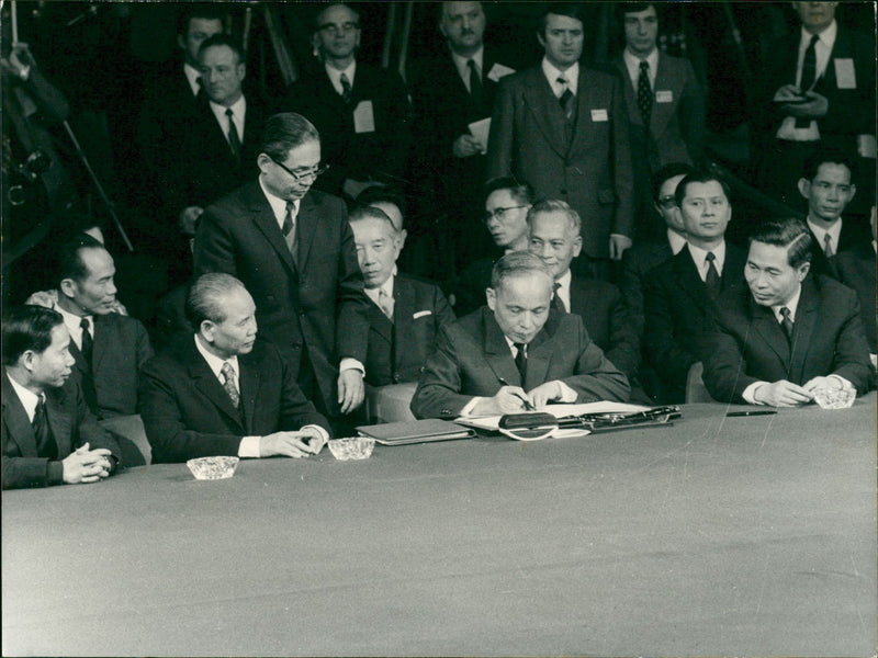 Vietnam War, Meetings and Conferences - Vintage Photograph