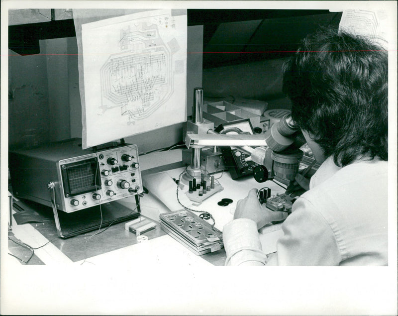 1979 FOR CIRCLES CHECKING KONG PYSUONS HONG WATCHES TPPBOG DIGITAL WATCH FACTOR - Vintage Photograph