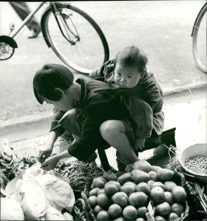OFLT PICA HONG KONG CODE PAYMENT BILDII MONG DISTRICT - Vintage Photograph