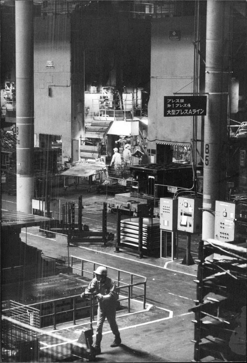 NEGO HARMONY WARNOVIE HIROSHIMA SWEDISH CAR DAILY MAZDA KEYSTONE GRAND - Vintage Photograph